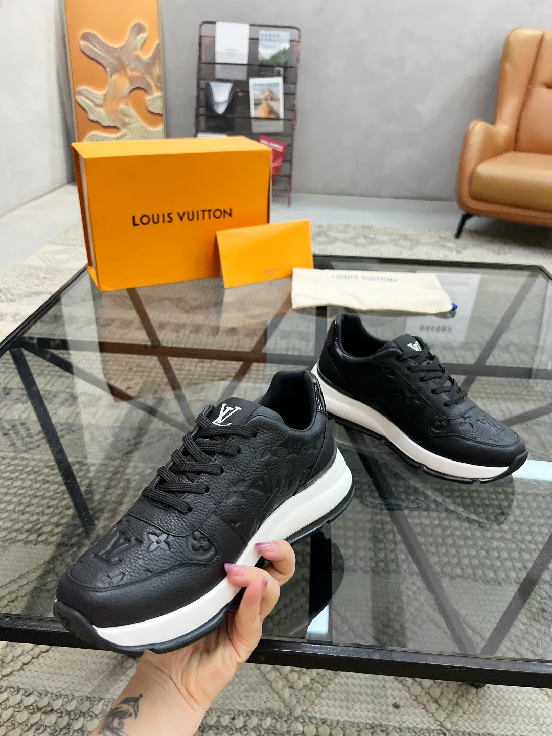 Factory price: 480💰LV🔍Top purchasing agent🇮🇹 Road Street God's new sneakers are coming and are available at counters simultaneously. Original factory configuration, original cowhide fabric imported from Italy, high-quality embossed splicing complex process, sports trendy person, imported water-dyed sheepskin lining, soles: Wang Yuan factory specially provides original soles, super comfortable, original factory single goods 🔍🔍High quality, you can enter and leave the counter at will, welcome to compare and synchronize with the counter, code number 38-44, customized 45